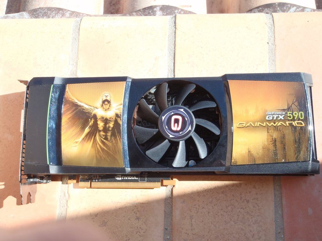 http://i1375.photobucket.com/albums/ag466/bleedingtiger/Gainward_GTX_590_1_zpsyy16r0m1.jpg